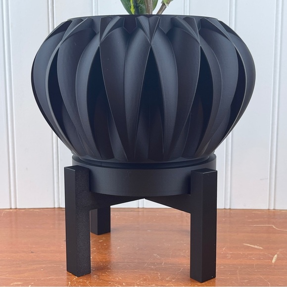 Halden Planter Pot, Indoor Planter w/ Drainage Hole and Drip Tray - Picture 2 of 10